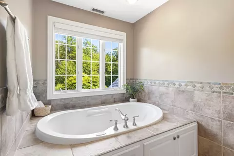 Bath - 5 Sherwood Rd, Windham, NH 03087 photo 3 of 5