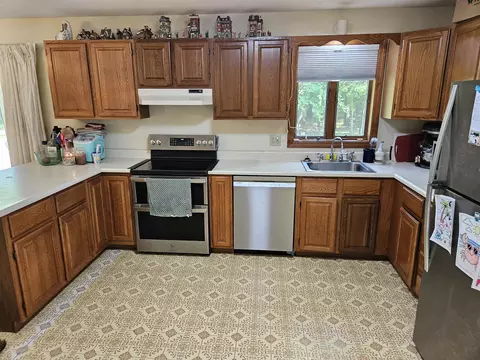 Kitchen - 90 Reardon Rd, Bethlehem, NH 03574 photo 2 of 4