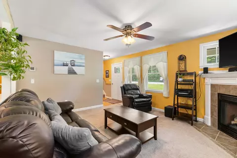 Living - 33 Cider St, Epping, NH 03042 photo 4 of 4