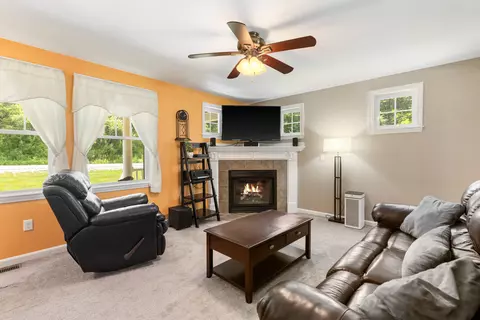 Living - 33 Cider St, Epping, NH 03042 photo 3 of 4