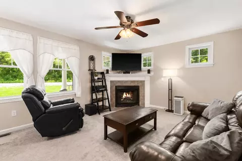 Living - 33 Cider St, Epping, NH 03042 photo 2 of 4