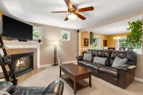 Living - 33 Cider St, Epping, NH 03042 photo 1 of 4