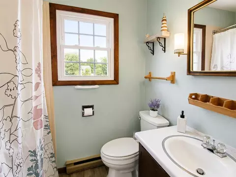 Bath - 16 Pinehurst Dr, Jericho, VT 05465 photo 1 of 2
