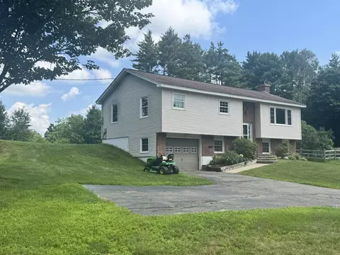 Exterior - 16 Pinehurst Dr, Jericho, VT 05465 photo 5 of 10
