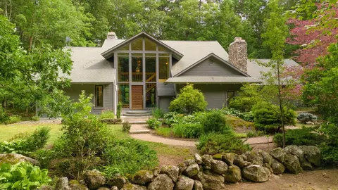 5 Farmington Rd, Amherst, NH 03031