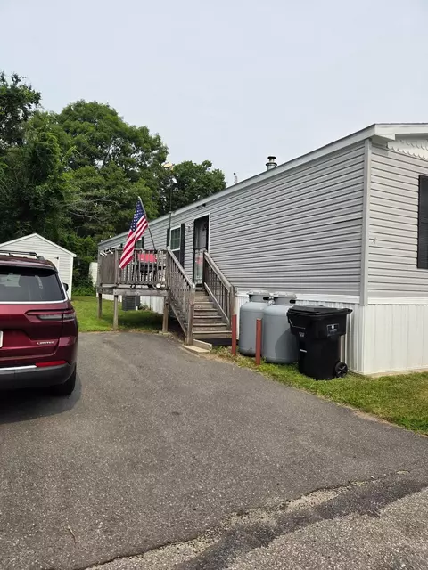 4 Mobile Dr, Hudson, NH 03051