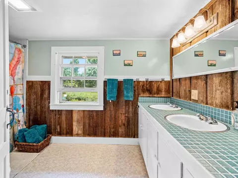 Bath - 858 E Hill Rd, Plainfield, VT 05667 photo 3 of 4