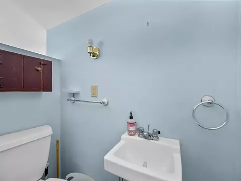 Bath - 858 E Hill Rd, Plainfield, VT 05667 photo 2 of 4