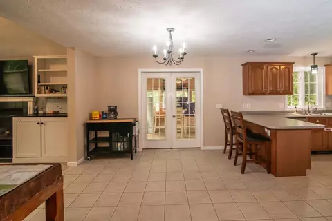 Entry Way - 7 Dove Rd, Hooksett, NH 03106 photo 3 of 6