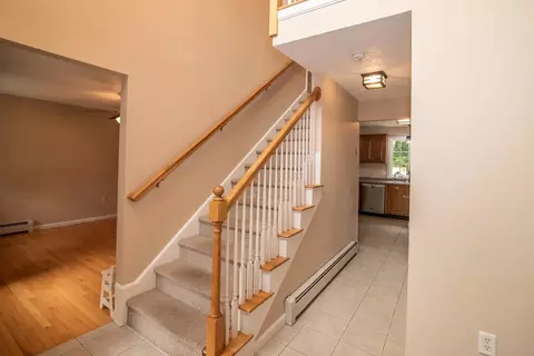 Entry Way - 7 Dove Rd, Hooksett, NH 03106 photo 4 of 6