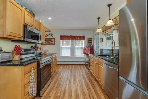 Kitchen - 11 Old Main Rd, Warner, NH 03278 photo 6 of 7
