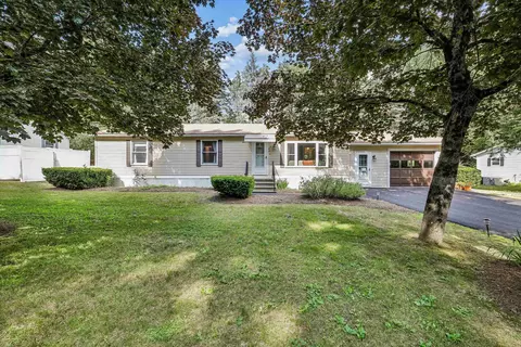 46 Edgewood Dr, Hopkinton, NH 03229