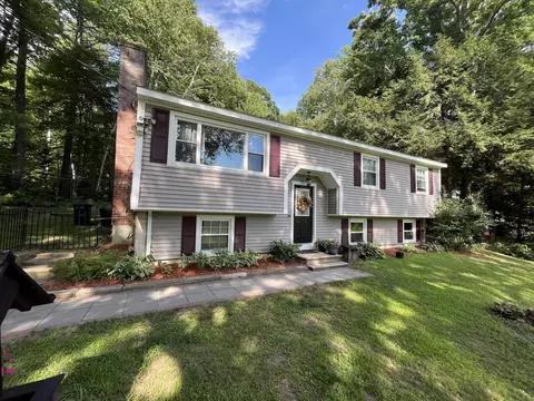 196 Tanglewood Dr, Henniker, NH 03242