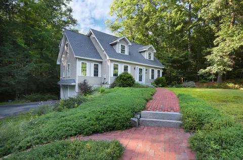 542 Cross Country Rd, Pembroke, NH 03275