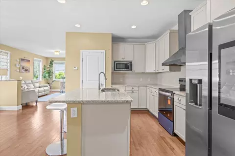 Kitchen - 462 Zephyr Rd, Williston, VT 05495 photo 4 of 6