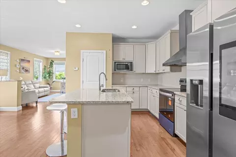 Kitchen - 462 Zephyr Rd, Williston, VT 05495 photo 4 of 6