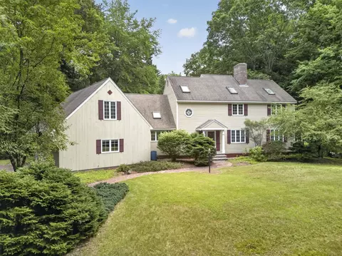 62 Hearthside Cir, Bedford, NH 03110