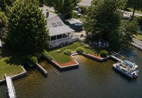 107 Shore Dr, Salem, NH 03079