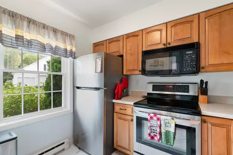 Kitchen - 280 Eastview Cir, Williston, VT 05495 photo 2 of 3
