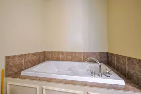 Bath - 6 Stonewall Way #C, Exeter, NH 03833 photo 3 of 4