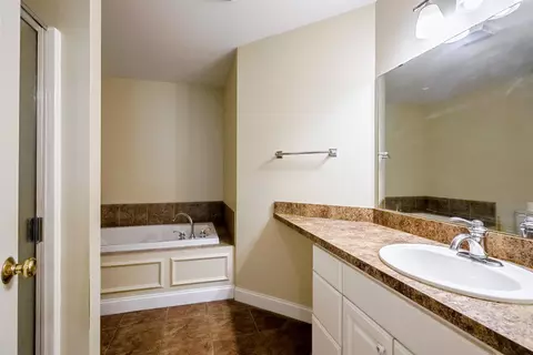 Bath - 6 Stonewall Way #C, Exeter, NH 03833 photo 2 of 4