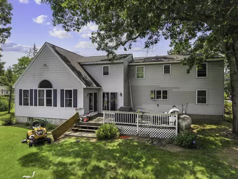 Exterior - 124 Eastside Dr, Concord, NH 03301 photo 4 of 6