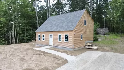 92 Long Shores Dr, Barrington, NH 03825