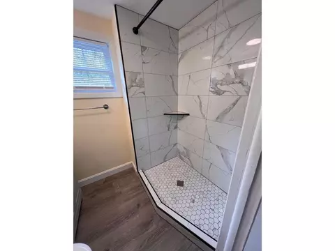 Bath - 87 Spring St, Burlington, VT 05401 photo 2 of 2