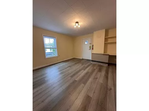 Living - 87 Spring St, Burlington, VT 05401 photo 2 of 6