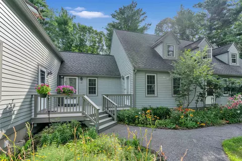 76 Glengarry Dr, Stratham, NH 03885