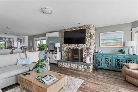 Living - 4 Noreast Ln, Hampton, NH 03842 photo 7 of 11