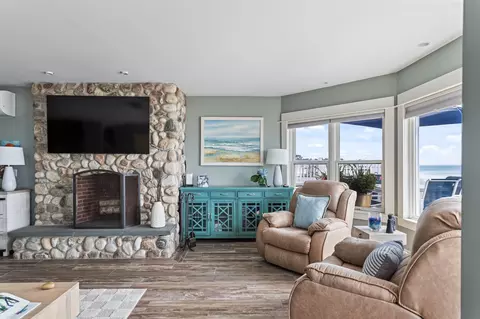 Living - 4 Noreast Ln, Hampton, NH 03842 photo 10 of 11