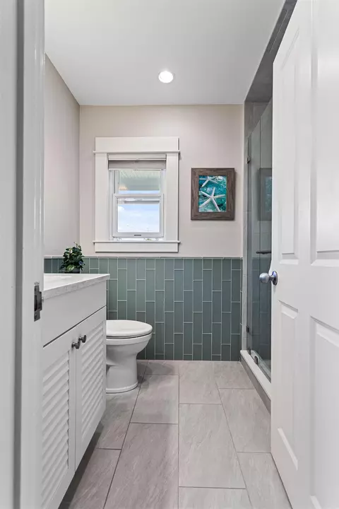 Bath - 4 Noreast Ln, Hampton, NH 03842 photo 1 of 4