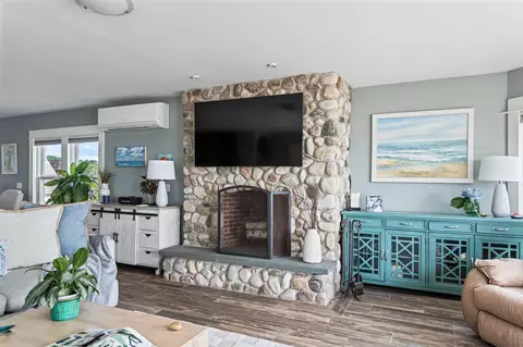 Living - 4 Noreast Ln, Hampton, NH 03842 photo 11 of 11