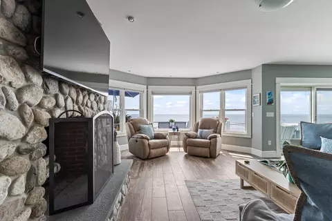Living - 4 Noreast Ln, Hampton, NH 03842 photo 5 of 11