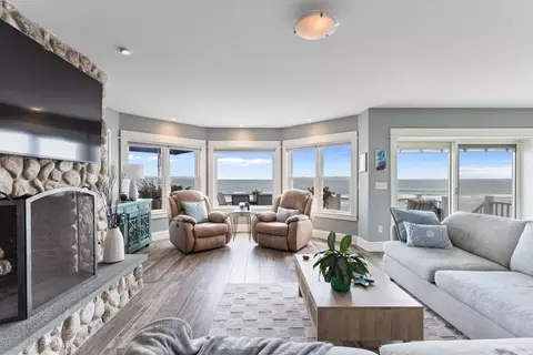 Living - 4 Noreast Ln, Hampton, NH 03842 photo 1 of 11