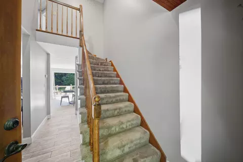 Entry Way - 21 Stoney Brook Rd, Bow, NH 03304 photo 3 of 4