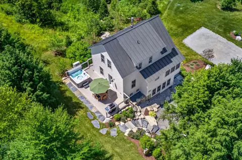 564 Goodaleville Rd, Jamaica, VT 05343