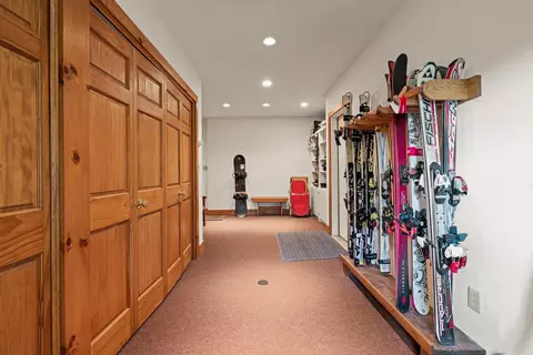 Entry Way - 6 Sunset Ridge Rd, Winhall, VT 05340 photo 7 of 9