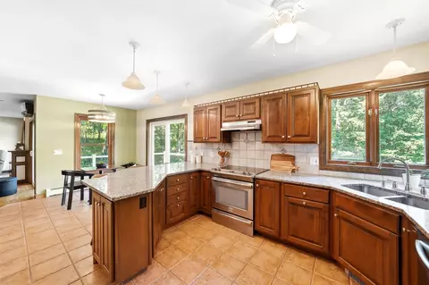Kitchen - 20 Jackman Ridge Rd, Windham, NH 03087 photo 2 of 5