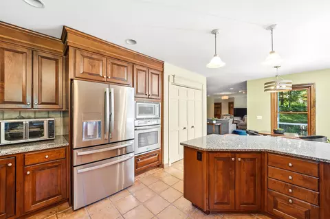 Kitchen - 20 Jackman Ridge Rd, Windham, NH 03087 photo 3 of 5