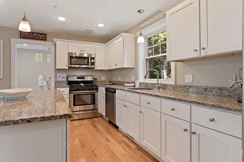 Kitchen - 10 Charron Cir, Exeter, NH 03833 photo 4 of 5