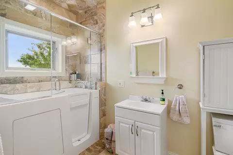 Bath - 447 Highlands Dr, Williston, VT 05495 photo 1 of 7