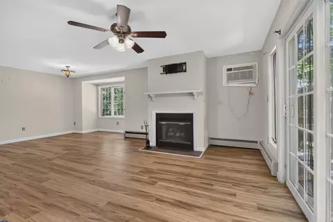 Living - 1465 Hooksett Rd #365, Hooksett, NH 03106 photo 4 of 7