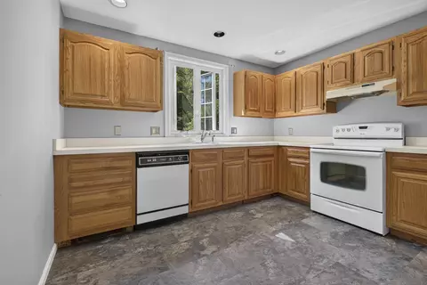 Kitchen - 1465 Hooksett Rd #365, Hooksett, NH 03106 photo 2 of 4