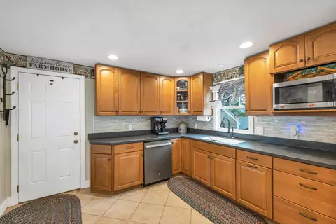 Kitchen - 2 Belmont Cir, Hampton, NH 03842 photo 3 of 6