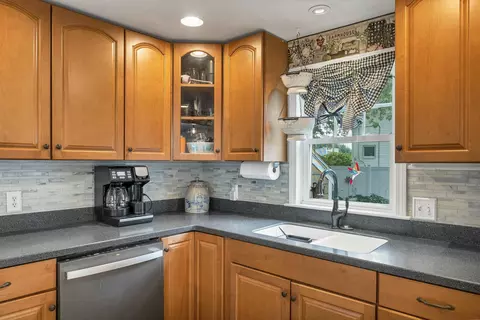 Kitchen - 2 Belmont Cir, Hampton, NH 03842 photo 4 of 6
