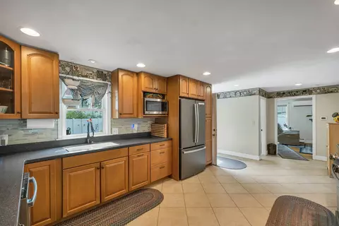 Kitchen - 2 Belmont Cir, Hampton, NH 03842 photo 5 of 6