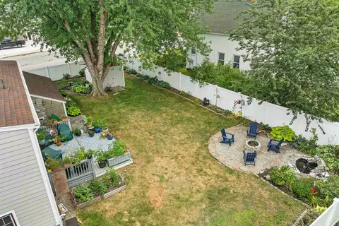 Exterior - 2 Belmont Cir, Hampton, NH 03842 photo 6 of 14