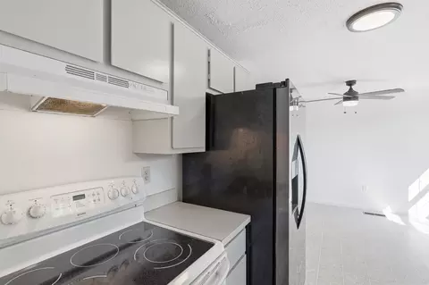 Kitchen - 17 Juniper Rd #L, Derry, NH 03038 photo 6 of 7